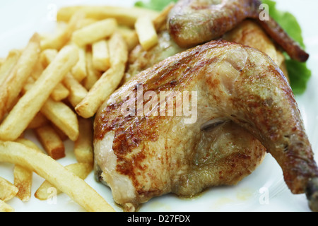 Hähnchengrill mit einer Kartoffel drumsticks Stockfoto