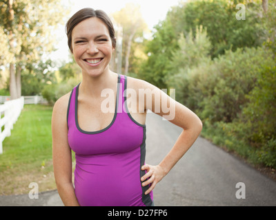 Vorne, Salt Lake City, Utah, USA Porträt von schwangeren Mitte Erwachsene Frau in Sportkleidung anzeigen Stockfoto