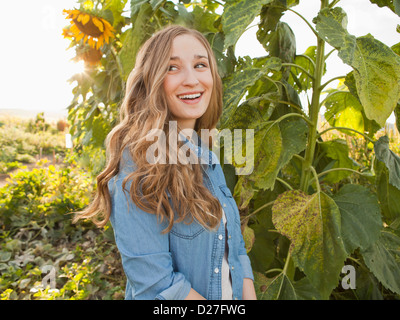 USA, Utah, Salt Lake City, Porträt der jungen Frau im Garten Stockfoto