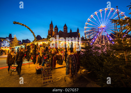 Weihnachtsmarkt am Vrijthof-Platz, Altstadt mit vielen Ständen und ein Riesenrad. Maastricht, Niederlande, Europa. Stockfoto