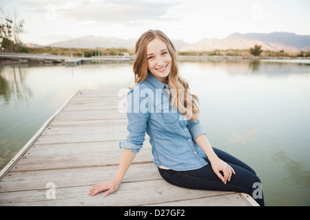 USA, Utah, Salt Lake City, Portrait von junge Frau sitzt an einem Anlegesteg Stockfoto