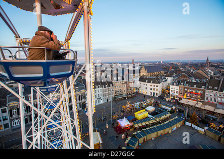 Weihnachtsmarkt am Vrijthof-Platz, Altstadt mit vielen Ständen und ein Riesenrad. Maastricht, Niederlande, Europa. Stockfoto