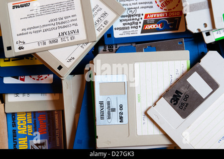 Ein Haufen alte 3,5-Zoll-Computer-Festplatten. Stockfoto