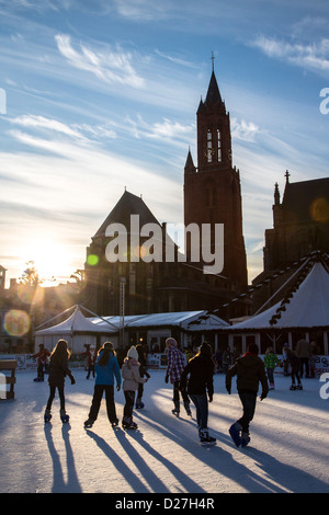 Eislaufen und Weihnachten Markt auf dem Vrijthof-Platz in der historischen Innenstadt, Servatius-Basilika. Maastricht, Niederlande Stockfoto