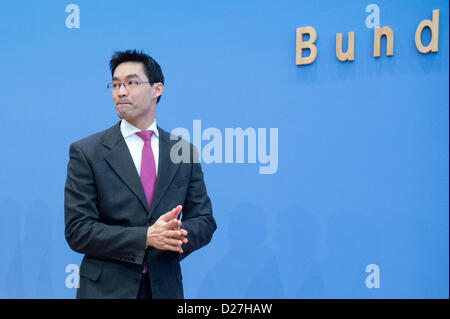 Berlin, Deutschland. 16. Januar 2013. Der deutsche Wirtschaftsminister Philipp Roesler präsentiert den Jahreswirtschaftsbericht 2013 auf der Bundespressekonferenz in Berlin, Deutschland, 16. Januar 2013. Foto: MAURIZIO GAMBARINI Stockfoto