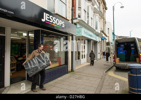 Aberystwyth, Wales, UK.  16. Januar 2013 tragen Mitarbeiter an einem Seitenarm des mittlerweile aufgelösten Jessops fotografischen Stores in Aberystwyth Wales UK Kisten von Aktien aus dem Laden. Die waren werden unternommen, um ein Zentrallager in Milton Keynes, von, wo die ursprünglichen Lieferanten in der Lage, Besitz zurückzufordern.  Foto © Keith Morri Stockfoto