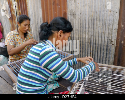 Kambodscha Anlong Knang, eine Neuansiedlung Outsdie Phnom Penh für Slum Vertriebenen. Teppich machen Frauenprojekt. Foto: Sean Sprague Stockfoto
