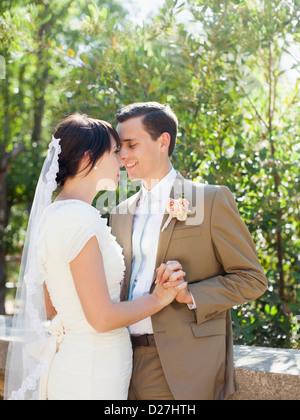 USA, Kalifornien, San Francisco, Braut und Bräutigam umarmt im park Stockfoto