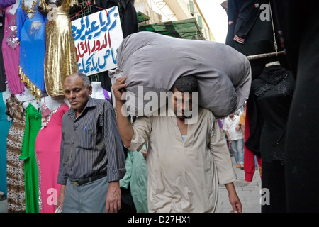 Ägypten-Straßenszenen in sogenannten "islamischen Kairo", das alte Viertel der Stadt in der Nähe von Bab erfunden. Stockfoto