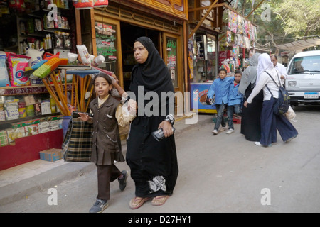 Ägypten-Straßenszenen in sogenannten "islamischen Kairo", das alte Viertel der Stadt in der Nähe von Bab erfunden. Mutter und Tochter. Stockfoto