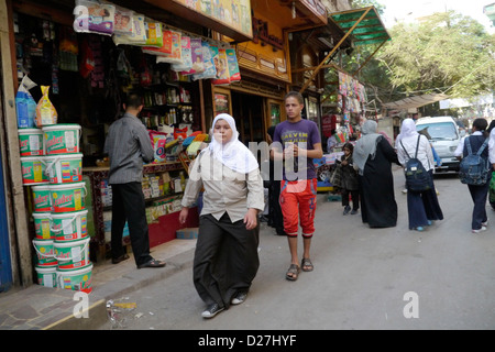 Ägypten-Straßenszenen in sogenannten "islamischen Kairo", das alte Viertel der Stadt in der Nähe von Bab erfunden. Stockfoto