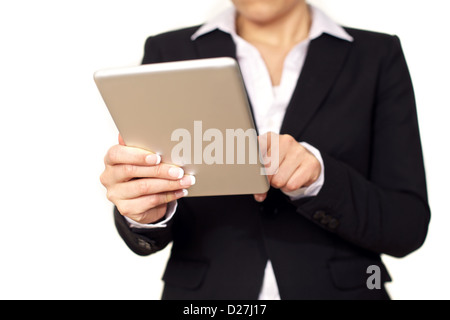 Junge Geschäftsfrau im schwarzen Anzug mit einem digitalen Tablet. Isoliert auf weißem Hintergrund. Stockfoto