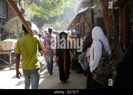 Ägypten-Straßenszenen in sogenannten "islamischen Kairo", das alte Viertel der Stadt in der Nähe von Bab erfunden. Stockfoto