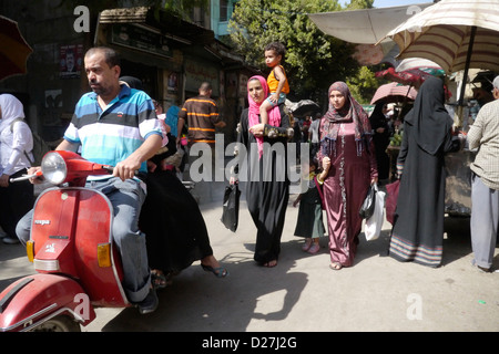 Ägypten-Straßenszenen in sogenannten "islamischen Kairo", das alte Viertel der Stadt in der Nähe von Bab erfunden. Stockfoto