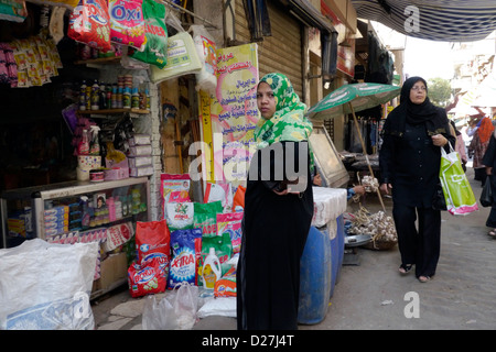 Ägypten-Straßenszenen in sogenannten "islamischen Kairo", das alte Viertel der Stadt in der Nähe von Bab erfunden. Kleiner Laden. Stockfoto