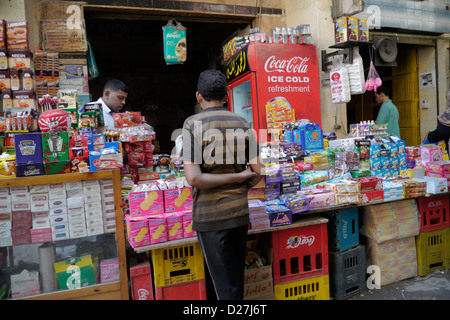 Ägypten-Straßenszenen in sogenannten "islamischen Kairo", das alte Viertel der Stadt in der Nähe von Bab erfunden. Kleiner Laden. Stockfoto