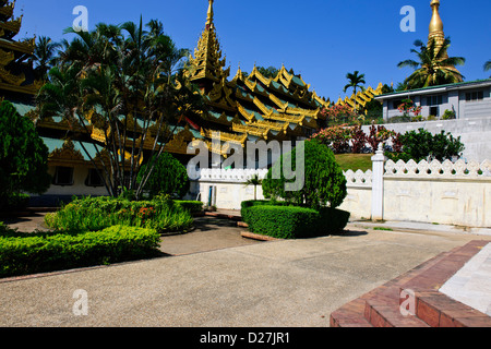 Shwedagon-Pagode, Buddhas, Buddhismus Angebote, Südportal, abgelegenen Gebäuden, buddhistische Glocken, Yangon, Myanmar, Rangoon, Birma Stockfoto