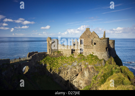 Dunluce Castle - ein Wahrzeichen von der Küste Nordirlands - an einem schönen sonnigen Nachmittag. Stockfoto