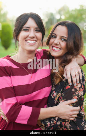 USA, Utah, Salt Lake City, Portrait zweier junger Frauen, umarmen Stockfoto