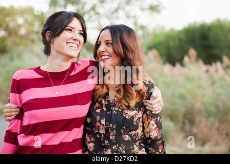 USA, Utah, Salt Lake City, zwei junge Frauen umarmen Stockfoto