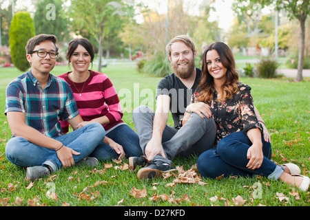 USA, Utah, Salt Lake City, Porträt der Gruppe von Freunden auf dem Rasen sitzen Stockfoto