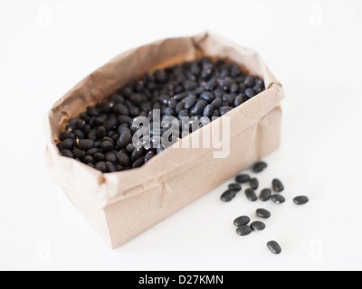 Karton mit Bohnen auf weißem Hintergrund Stockfoto