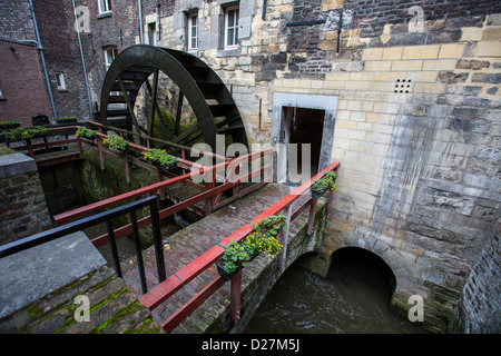 Historische Wassermühle, Bisschopsmolen in der Altstadt noch gebräuchlich. Maastricht, Niederlande. Stockfoto