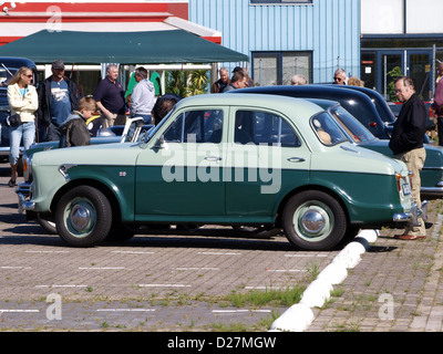 Der Wolseley 1500 Mk I von 1960 ist ein klassisches britisches Automobil, das Eleganz mit Leistung verbindet. Mit stilvollen Designelementen und einem zuverlässigen Motor spiegelt er den Ansatz der Mitte des 20. Jahrhunderts bei der Herstellung von Kompaktfahrzeugen wider und bietet sowohl Komfort als auch Funktionalität. Stockfoto