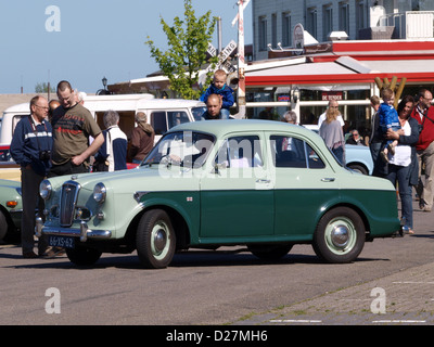 Der Wolseley 1500 Mk I von 1960 ist eine klassische britische Limousine. Bekannt für sein unverwechselbares Design und seine solide Technik, bleibt es für sein elegantes Design und seine Zuverlässigkeit ein Favorit für Sammler. Stockfoto