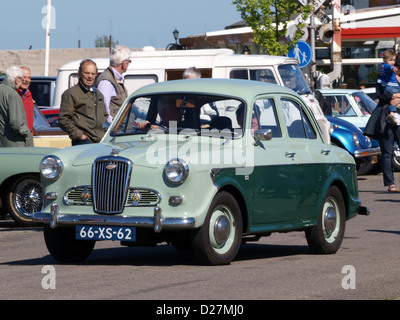 Der Wolseley 1500 Mk I von 1960 ist ein klassisches britisches Automobil, das für sein elegantes Design und seine zeitlose Optik bekannt ist. Dieser Oldtimer verfügt über Chrom-Details, einen leistungsstarken Motor und ein ruhiges Fahrverhalten, was ihn zu einem Sammlerstück in der Oldtimer-Welt macht. Stockfoto