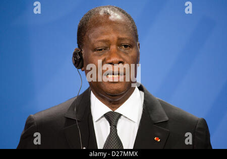 Präsident von Côte d ' Ivoire, Alassane Ouattara, gibt eine Pressekonferenz in Berlin, Deutschland, 16. Januar 2013. Merkel traf Ouattara zu bilateralen Gesprächen im Bundeskanzleramt. Ouattawara ist derzeit Vorsitzender der Wirtschaftsgemeinschaft der westafrikanischen Staaten (ECOWAS). Foto: MICHAEL KAPPELER Stockfoto