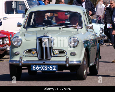 Der Wolseley 1500 Mk I von 1960 ist ein britischer Kompaktwagen, der für sein stilvolles Design und seine komfortable Ausstattung bewundert wird. Es ist nach wie vor ein beliebter Klassiker bei Autofahrern und Sammlern. Stockfoto