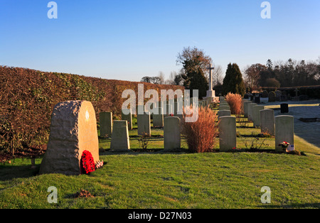 Eine Ansicht des Krieges Gräber Plot und Memorial Stein für Service-Personal am Scottow Friedhof, Norfolk, England, Vereinigtes Königreich. Stockfoto