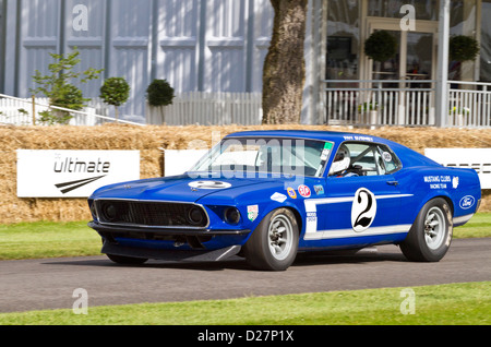 1968 Ford Mustang Boss 302 mit Fahrer Phillip Gallant auf die 2012 Goodwood Festival of Speed, Sussex, UK. Stockfoto