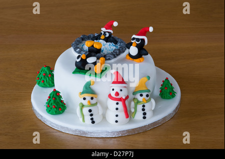 Neuheit-Weihnachtskuchen, verziert mit lustigen Pinguinen und Schneemänner. Stockfoto