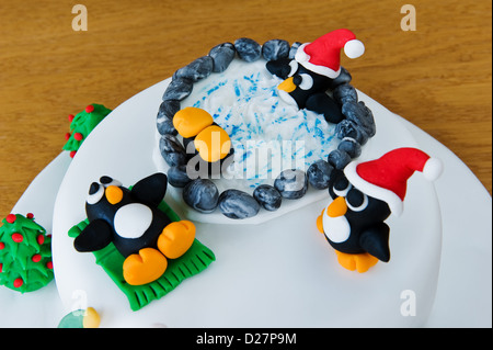 Neuheit-Weihnachtskuchen, verziert mit lustigen Pinguinen und Schneemänner. Stockfoto