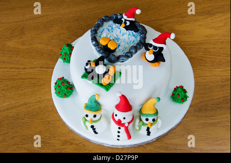 Neuheit-Weihnachtskuchen, verziert mit lustigen Pinguinen und Schneemänner. Stockfoto