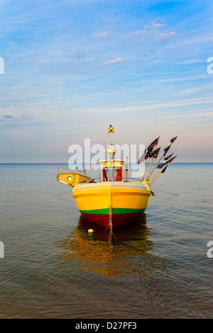 Angelboot/Fischerboot am Strand in Sopot, Polen. Stockfoto