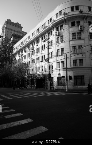 Alte Straße der Stadt Shanghai mit historischen Gebäude entlang der Uferpromenade Bund, China Stockfoto