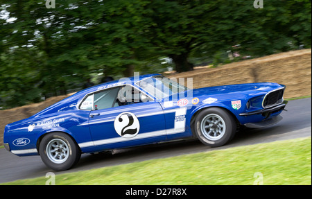 1968 Ford Mustang Boss 302 mit Fahrer Phillip Gallant auf die 2012 Goodwood Festival of Speed, Sussex, UK. Stockfoto