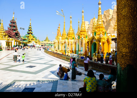 Shwedagon-Pagode, Buddha, Buddhismus Angebote im planetarischen Beiträge, abgelegenen Gebäuden, buddhistische Glocken, Yangon, Myanmar, Rangoon, Birma Stockfoto