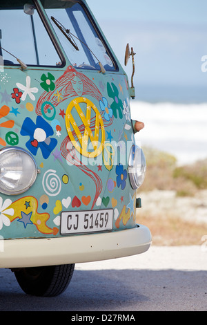 Front-End der Flower-Power angepasst VW Campingbus am Meer Stockfoto