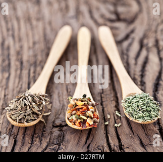 Vielfalt der Gewürze in die Löffel auf einem alten Holztisch. Stockfoto
