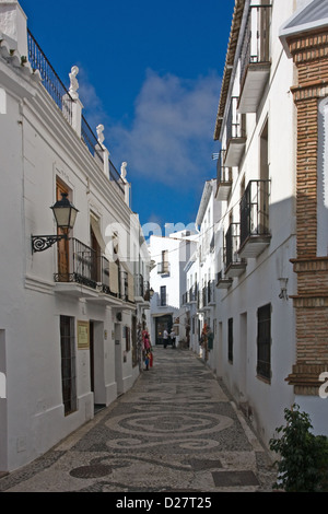 Schmalen gepflasterten Straße in das weiße Dorf Frigiliana, in der Nähe von Nerja, Andalusien, Spanien Stockfoto