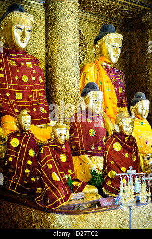 Shwedagon-Pagode, Buddha, Buddhismus Angebote im planetarischen Beiträge, abgelegenen Gebäuden, buddhistische Glocken, Yangon, Myanmar, Rangoon, Birma Stockfoto