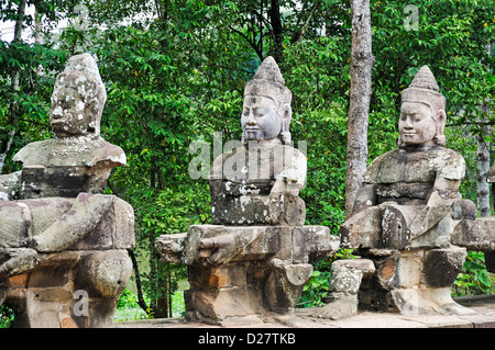 Geschnitzte Steinstatuen ausgerichtet am Südtor, Angkor Thom, Angkor Wat, Siem Reap, Kambodscha Stockfoto