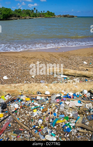 Papierkorb, Kunststoff-Flaschen und Müll am Strand an Boca de Yuma, Dominikanische Republik, Karibik Stockfoto