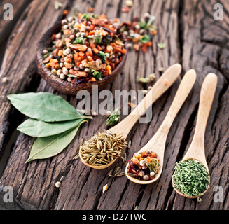 Vielfalt der Gewürze in die Löffel auf einem alten Holztisch. Stockfoto