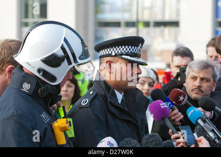 London, UK. 16. Januar 2013. Metropolitan Police Kommandant Neil Basu informiert die Presse, dass der Hubschrauber einen kommerziellen Flug war die von Redhill am Mittwochmorgen für Elstree in Hertfordshire abgenommen hatte. Er bestätigt, dass gab es zwei Todesfälle und neun verwundet. Eines der Todesopfer war der Pilot, der andere war in der Nähe von wo das Flugzeug nach unten kam. Vauxhall, London, UK 16. Januar 2012. Bildnachweis: Martyn Wheatley / Alamy Live News Stockfoto