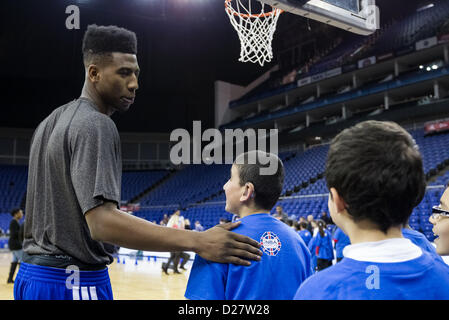 London, UK. 16. Januar 2013. New York Knicks Point guard Iman Shumpert (21) Laufschule Basketball mit Jugendlichen im Rahmen des NBA Cares Outreach Programms vor dem NBA London Live 2013-Spiel zwischen den Detroit Pistons und den New York Knicks von The O2 Arena Stockfoto